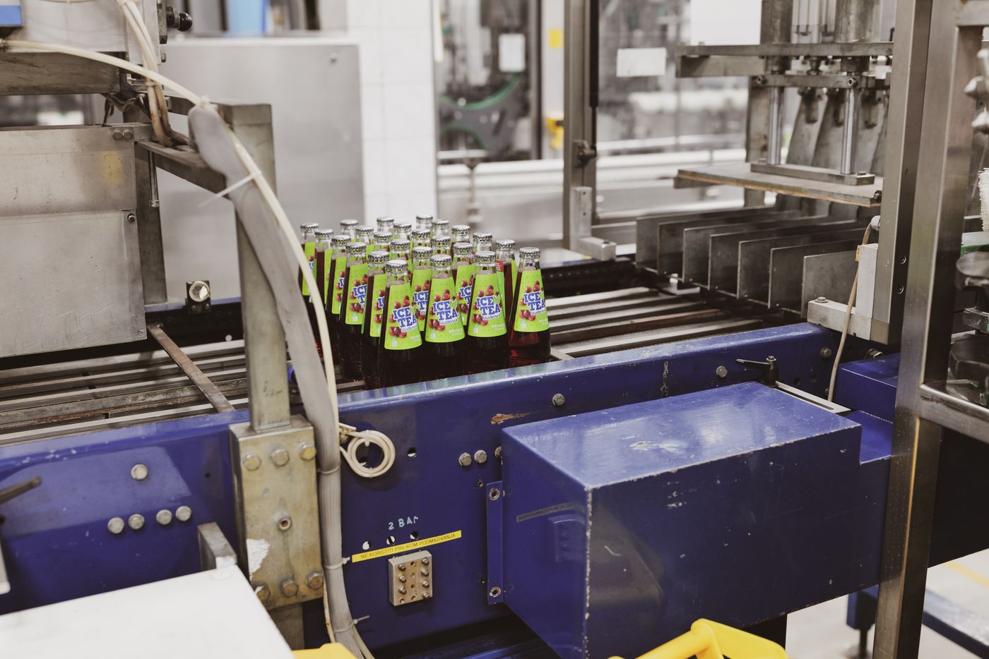 Fin de ligne : mise en caisses de bouteilles de thé glacé.