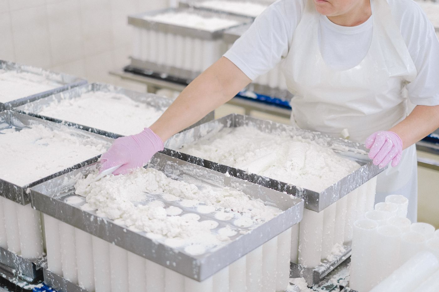 Ouvrier sur une ligne de production agroalimentaire